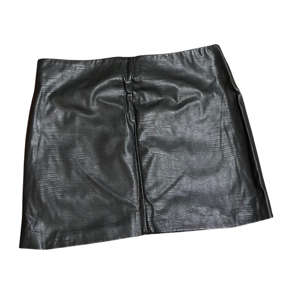 Faux Leather Croc Embossed Leather Mini Skirt - Picture 4 of 5